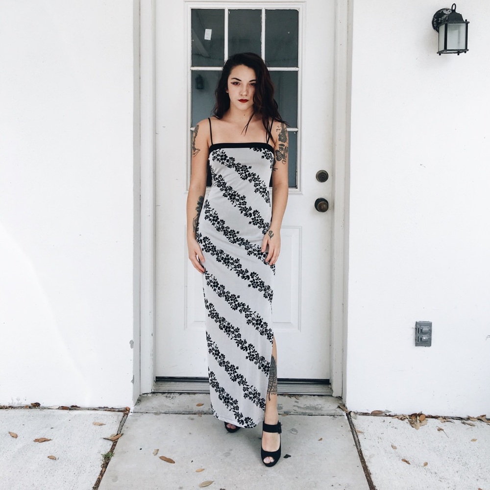 80’s Diagonal Floral Maxi Dress⠀